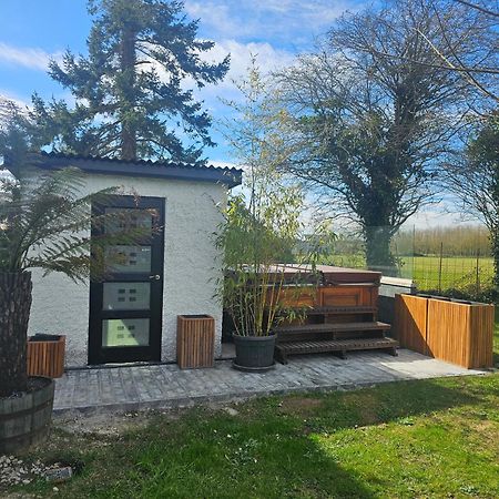 Contemporary Dublin Suite With Hot Tub Lispapple Cross Roads Exterior foto