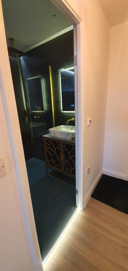 Contemporary Dublin Suite With Hot Tub Lispapple Cross Roads Exterior foto