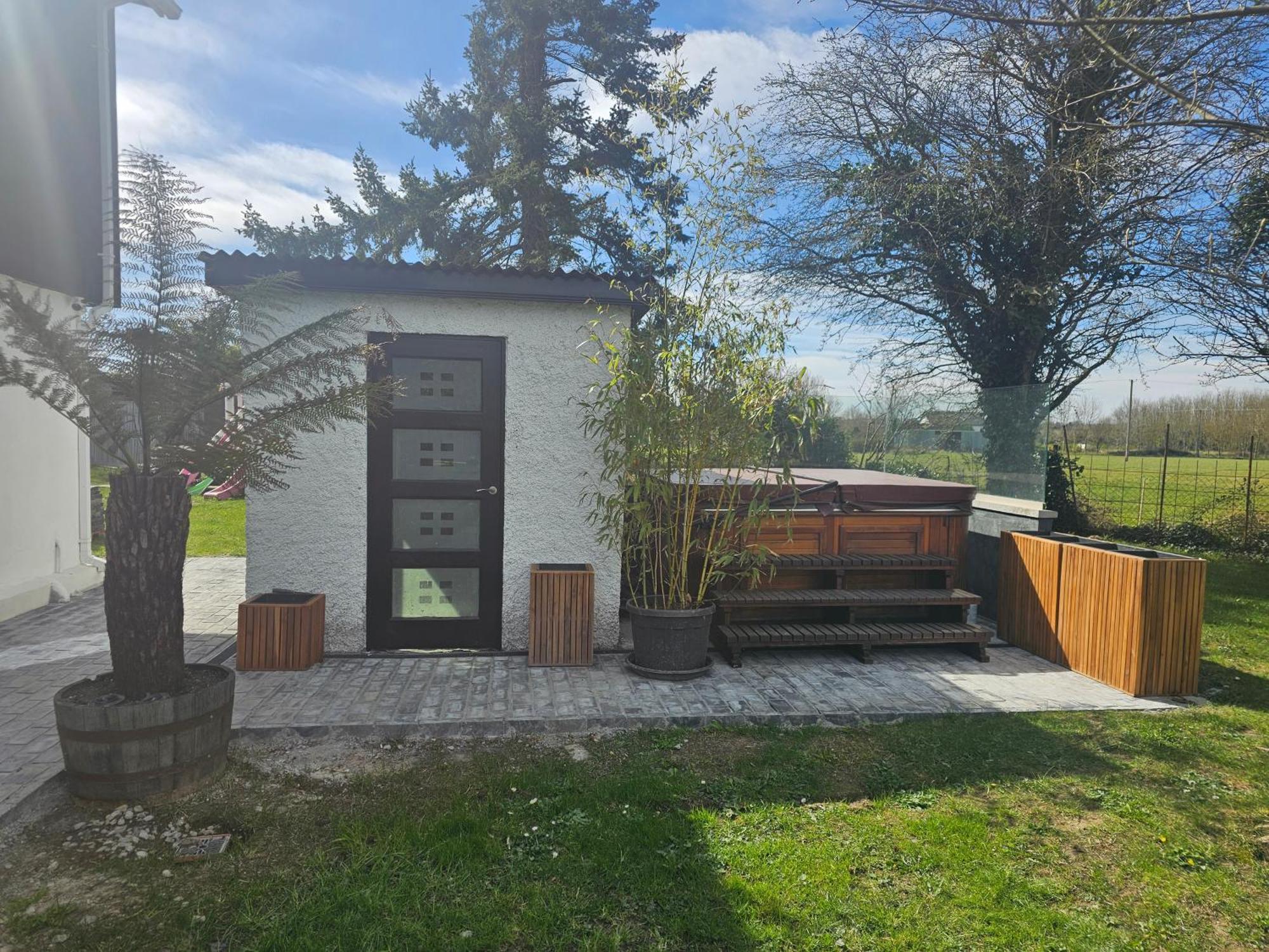 Contemporary Dublin Suite With Hot Tub Lispapple Cross Roads Exterior foto