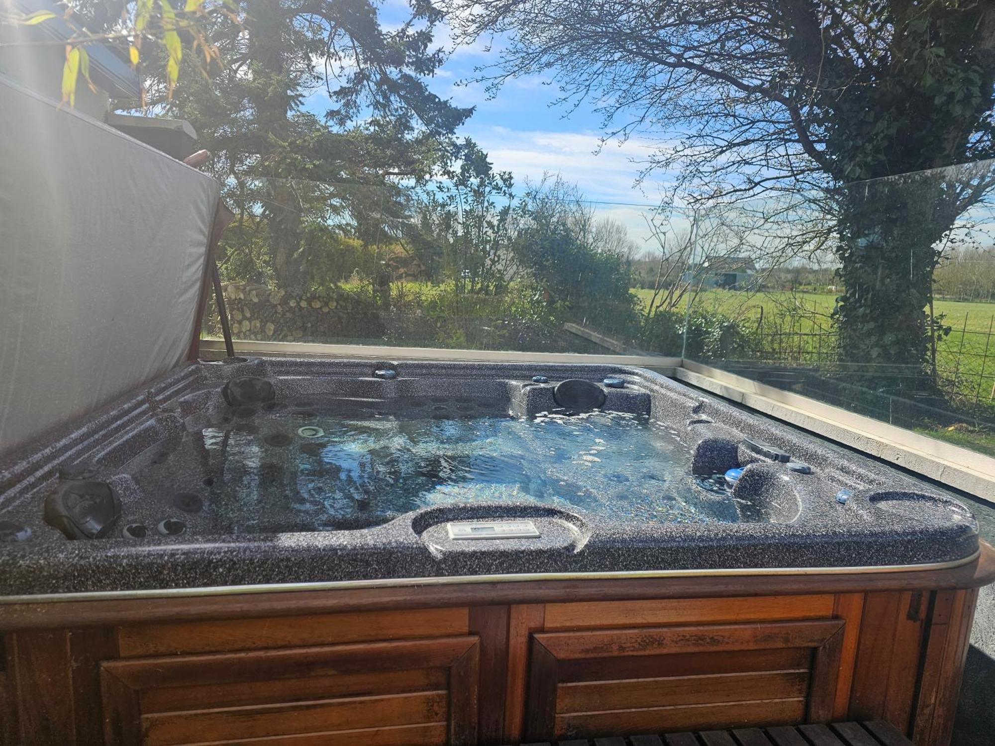 Contemporary Dublin Suite With Hot Tub Lispapple Cross Roads Exterior foto